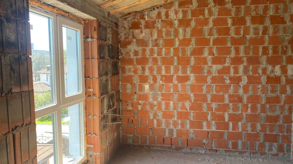 Продається 4-кімнатна квартира в новому малоквартирному будинку.