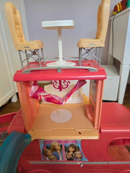 Mattel Barbie Kamper z basenem i zjeżdżalnią