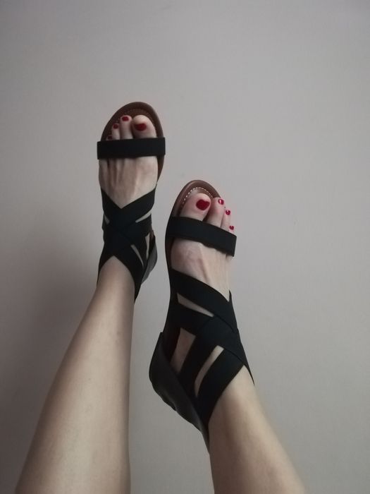 Czarne sandały z gumkami Na wysokie podbicie Na szerokie stopy Du