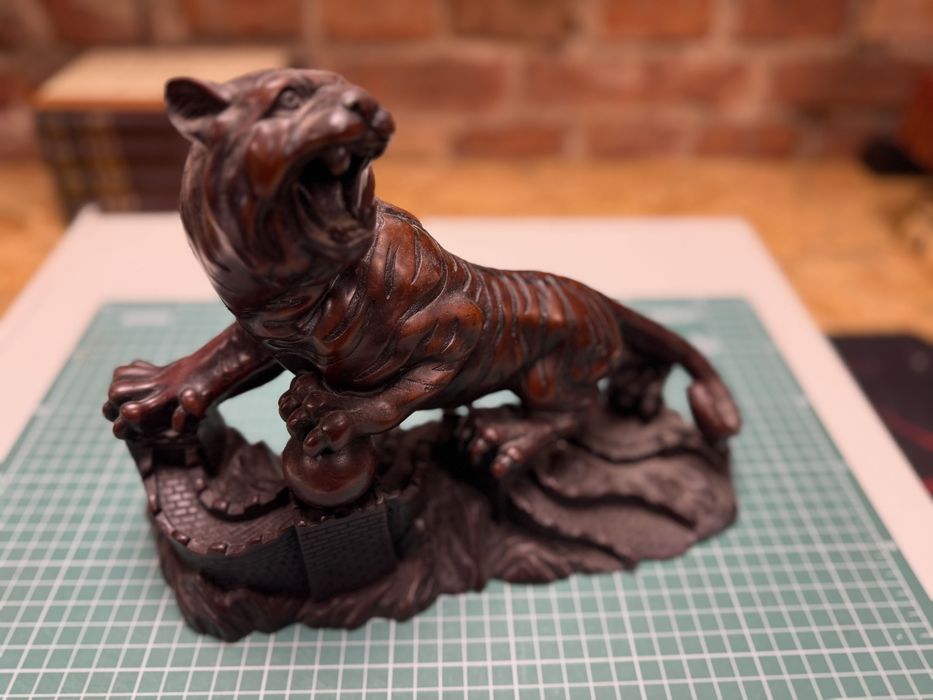 Rzeźba "tygrys na chińskim murze"