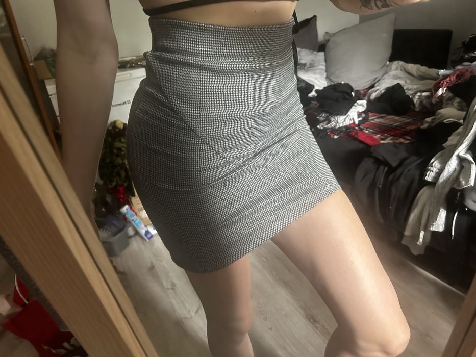 Spódniczka z wycięciem