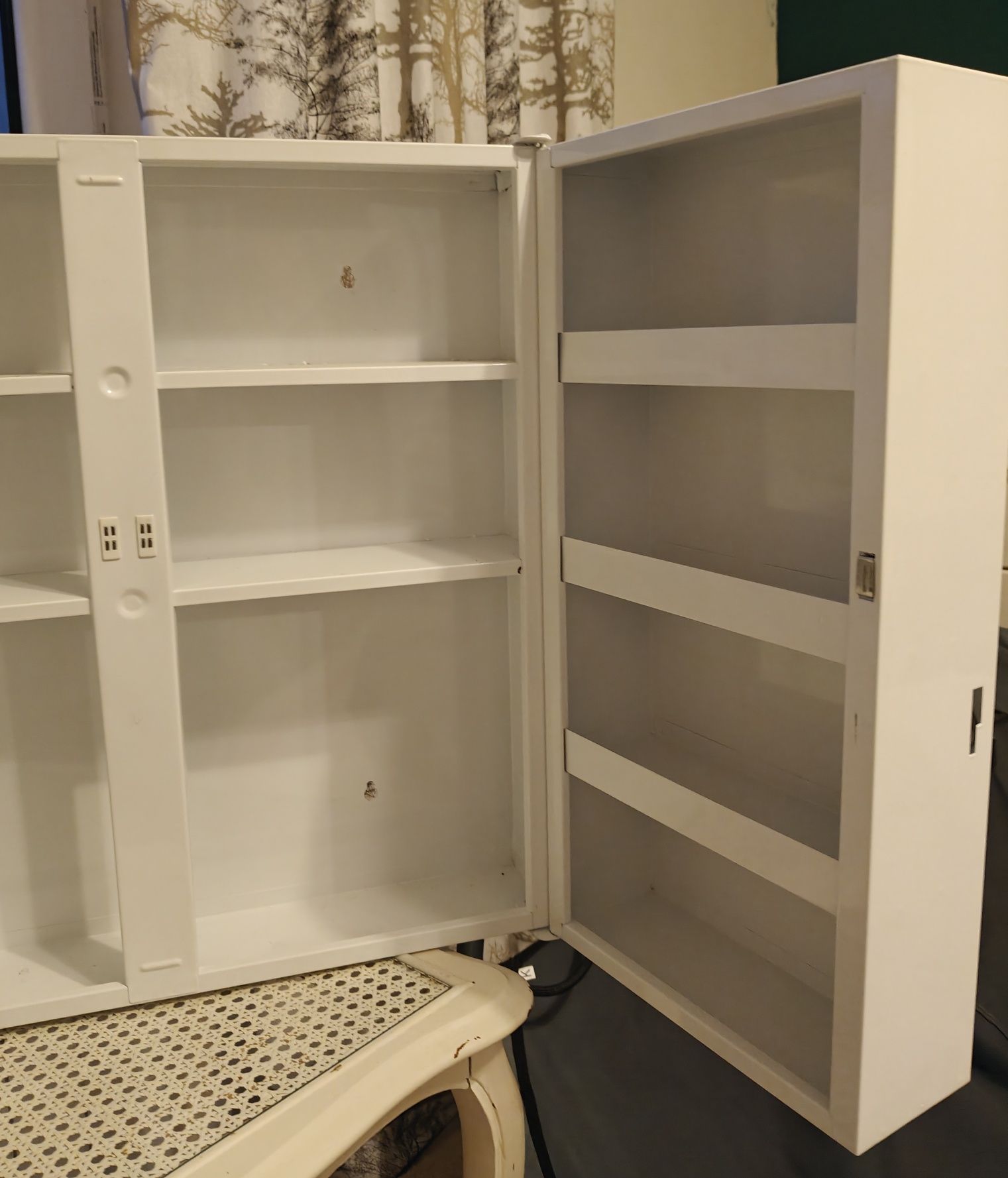 Szafka metalowa biała.