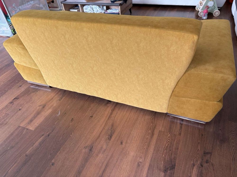 Dwuosobowa musztardowa sofa