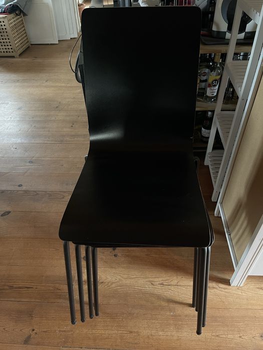 6 cadeiras pretas de madeira