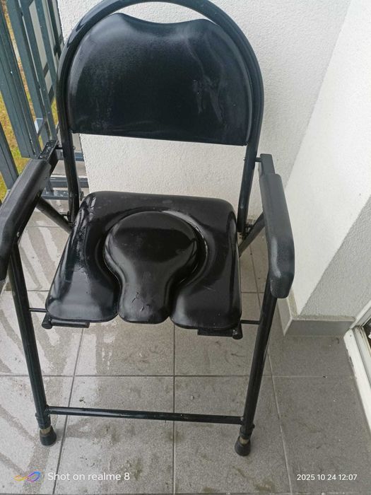 Solidne, rozkładane krzesło toaletowe