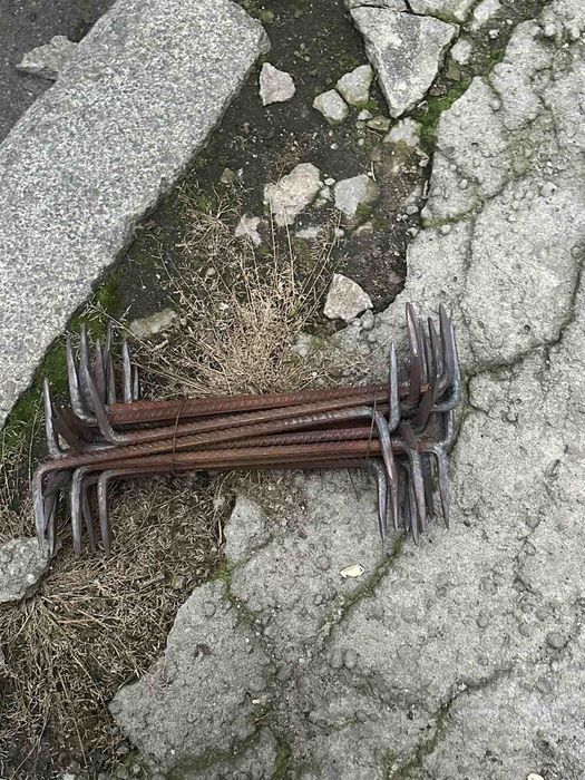 Металеві клямбри для балок