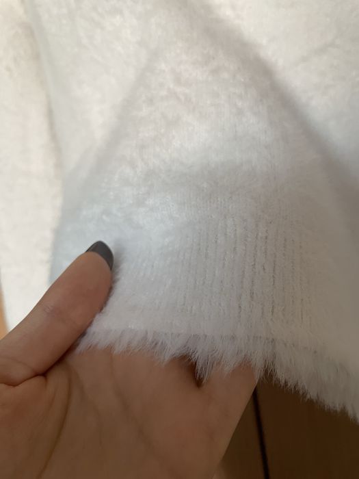 Śmietankowy kremowy futrzasty włochaty sweterek z głębszym dekoltem