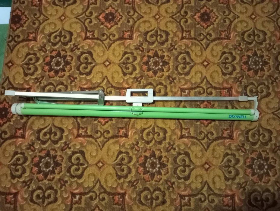 Продам портативний екран із штативом.