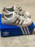 Adidas Superstar brancos e dourados