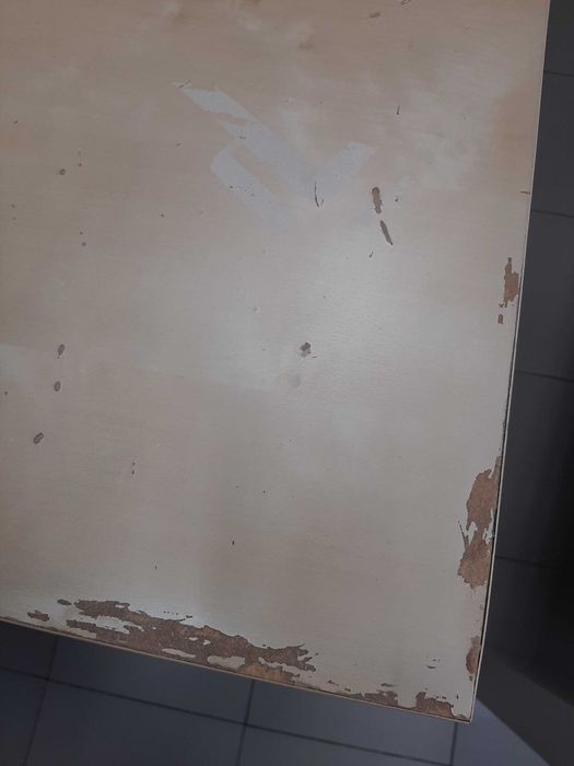 Módulo de 2 secretárias e 2 estantes Ikea com marcas de uso