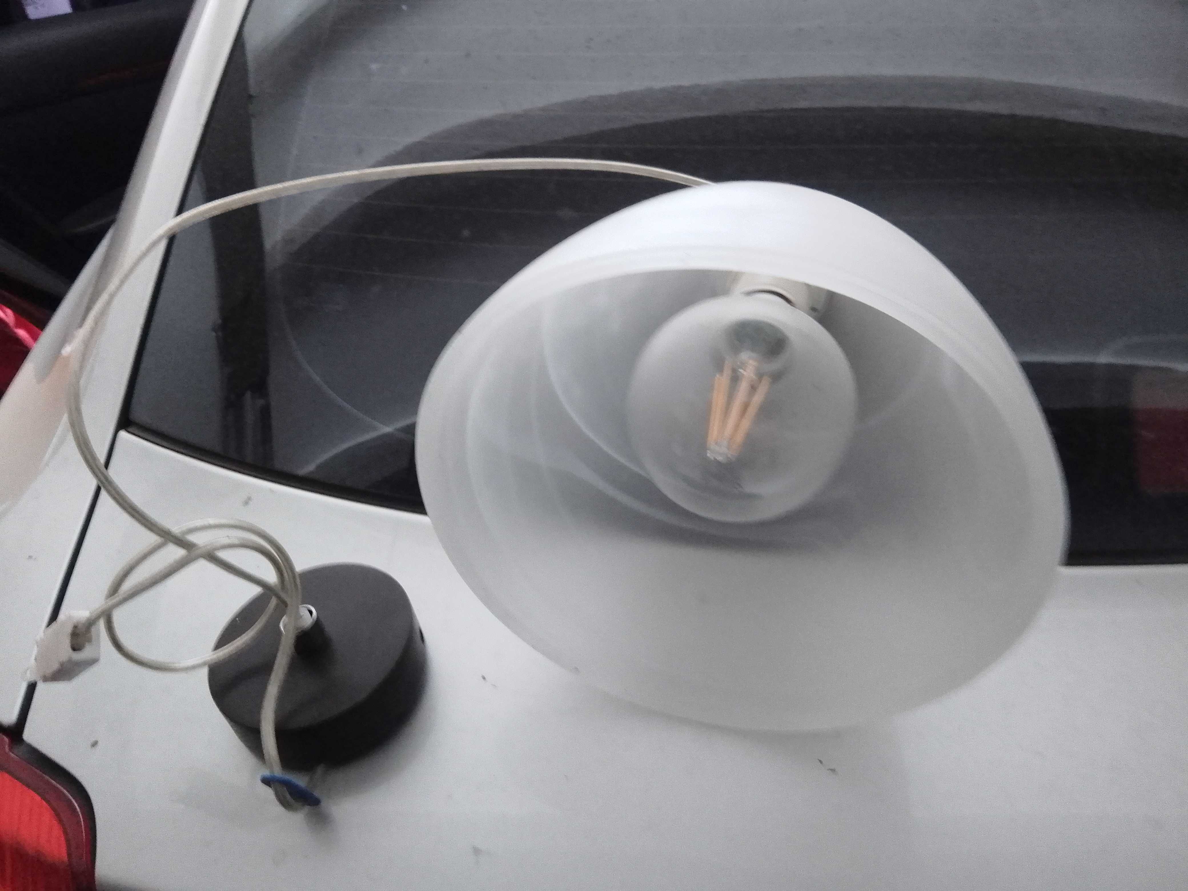 Mam do sprzedania lampę wisząca z żarówką
