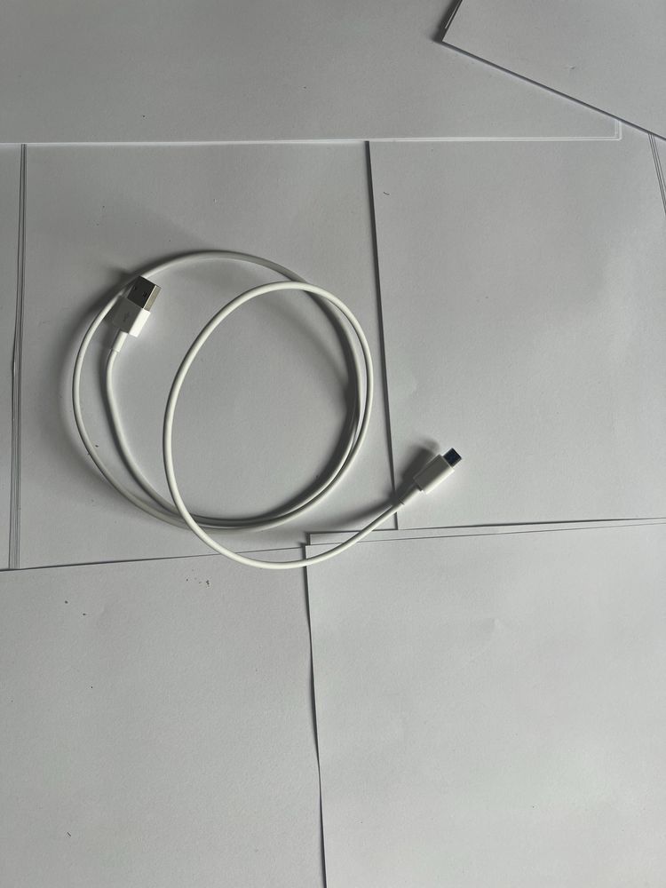 PS4 z padem, zasilaczem oraz kablem do ladowania pada