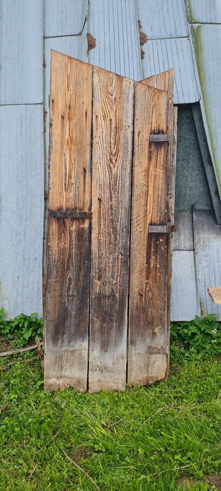 Stare drzwi drewniane i drabiny