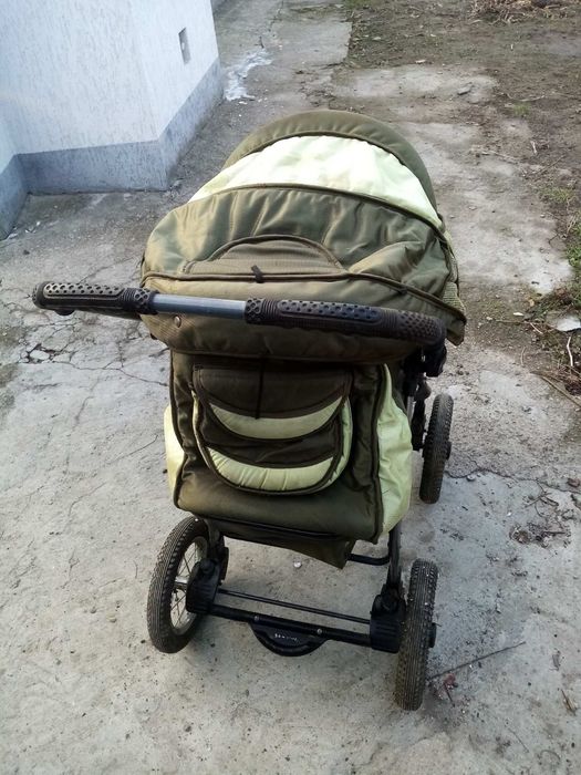 Дитяча каляска в робочому стані.