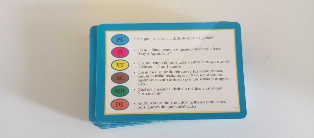 Jogo trivial pursuit edição familiar tamanho miniatura