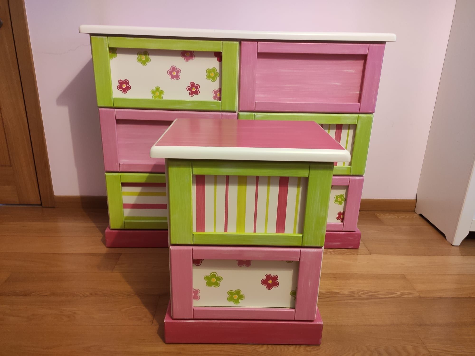 Conjunto mobília cómoda e mesa de cabeceira