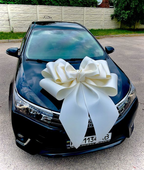 Яркий бант на машину – стильное украшение