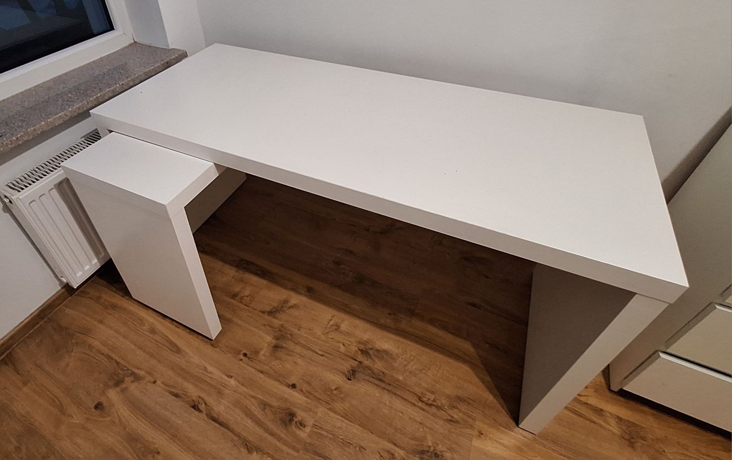 Biurko IKEA MALM białe – z wysuwanym blatem, 151 x 73 x 65 cm