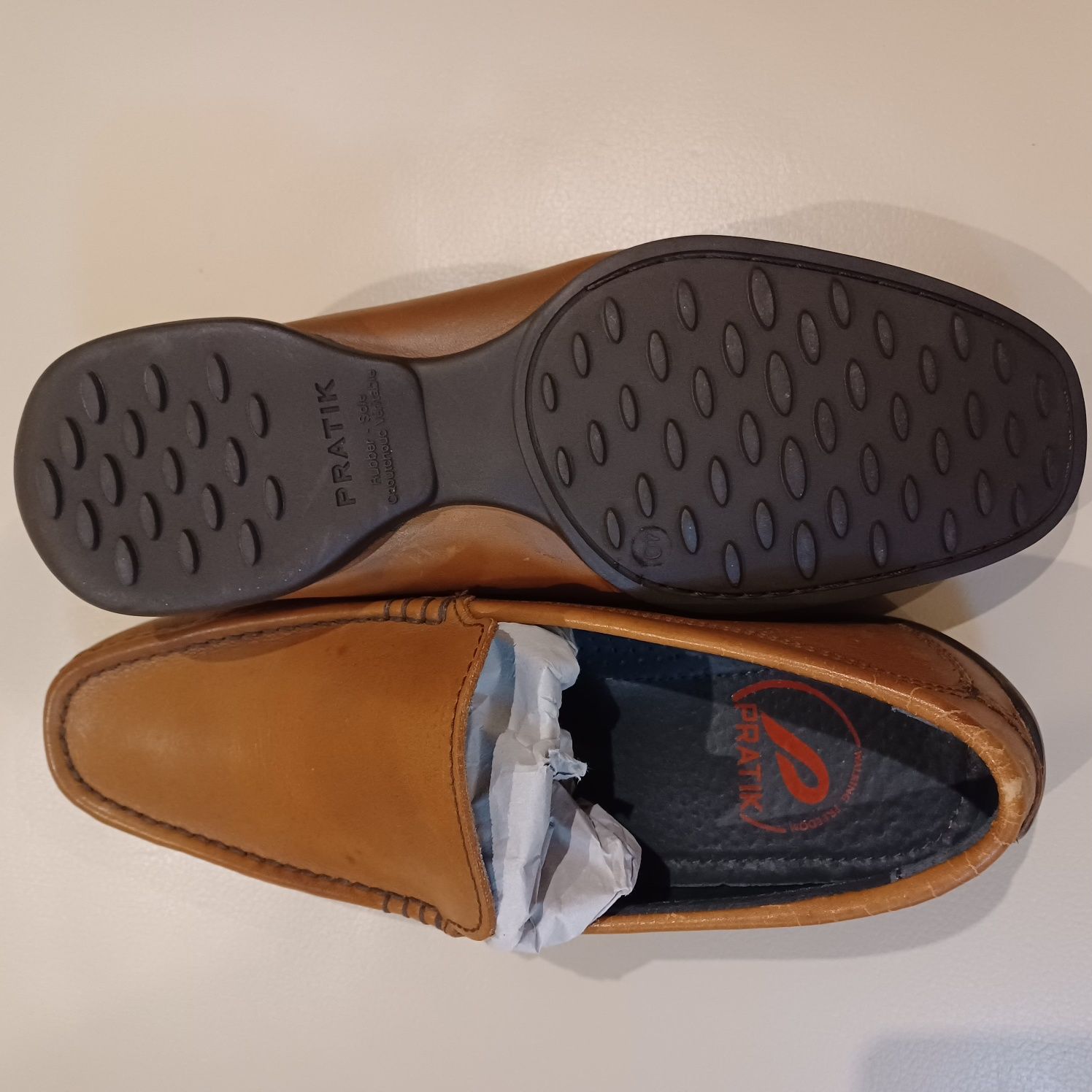 Sapatos em pele novos com pequeno defeito