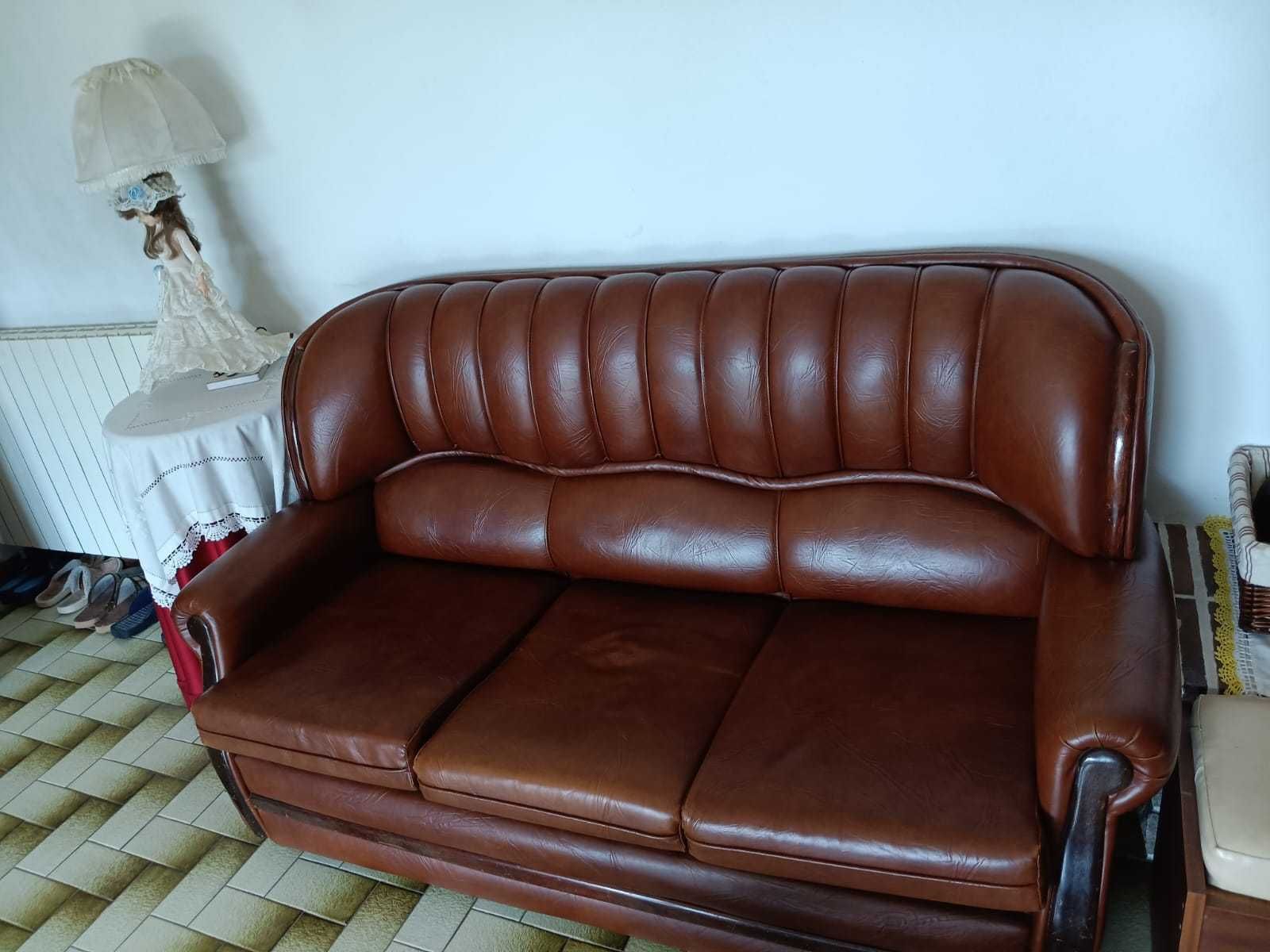 Sofá cama 3 lugares + 2 poltronas em pele = 300€