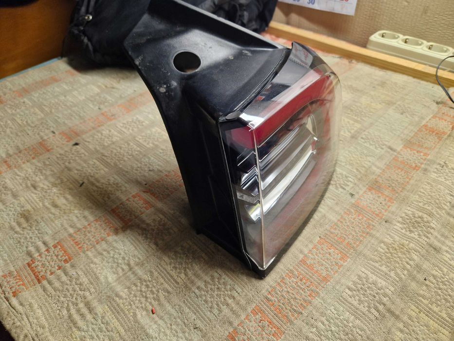 Тесла модел У задній фонарь