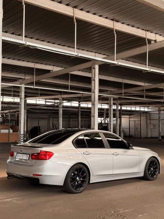 Жива BMW 320i у стильному M-пакеті. Їде, як куля, виглядає — як мрія.