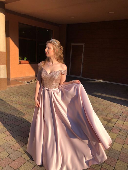 Вечірня сукня з атласу