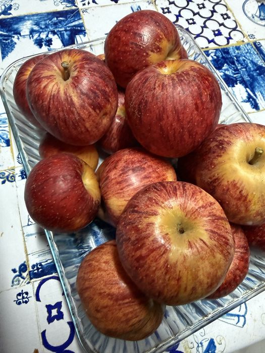 Maças vermelhas.