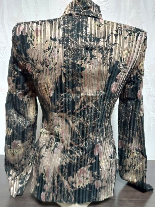 Піджак майже новий, одягався пару разів.