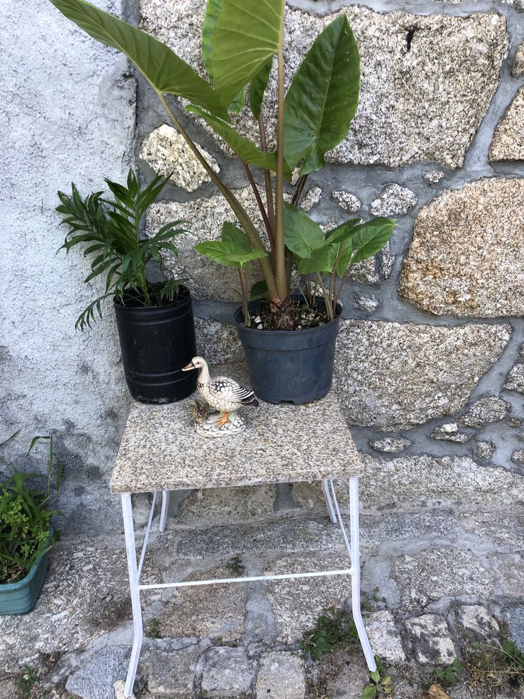 Mesinha em ferro tampo granito