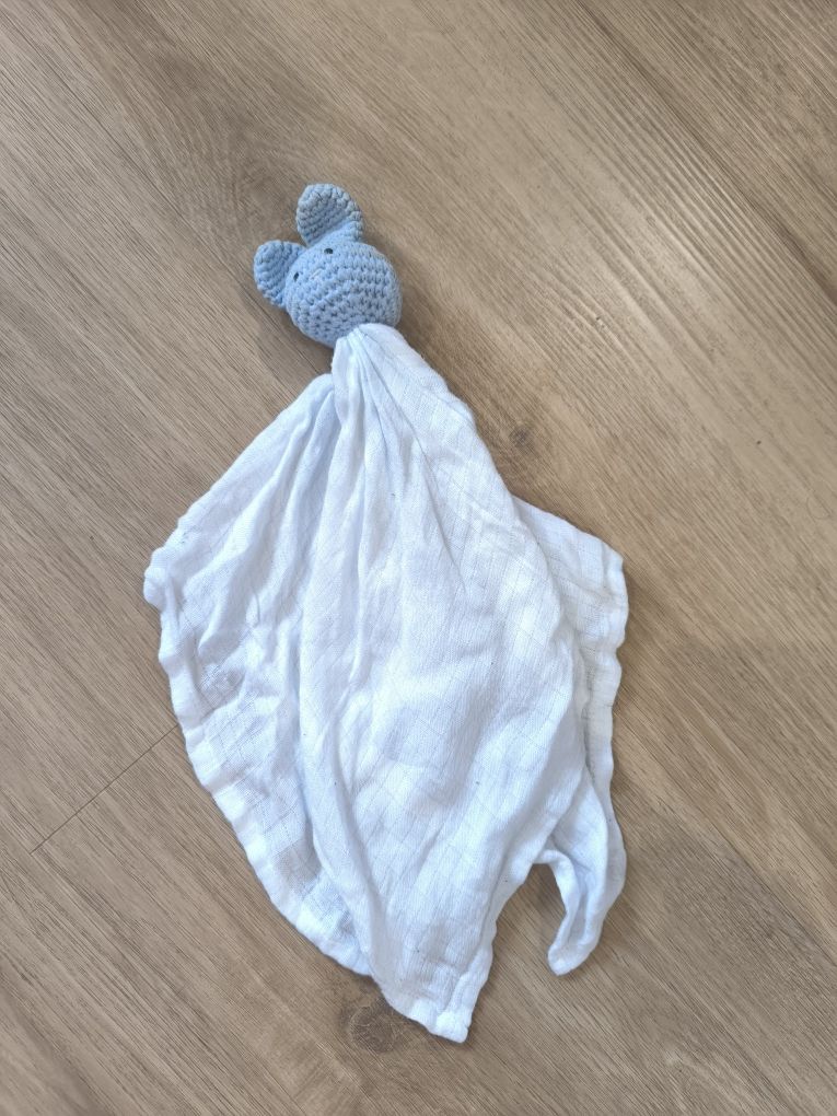 Muślinowa pieluszka z przytulanką dla niemowlaka .