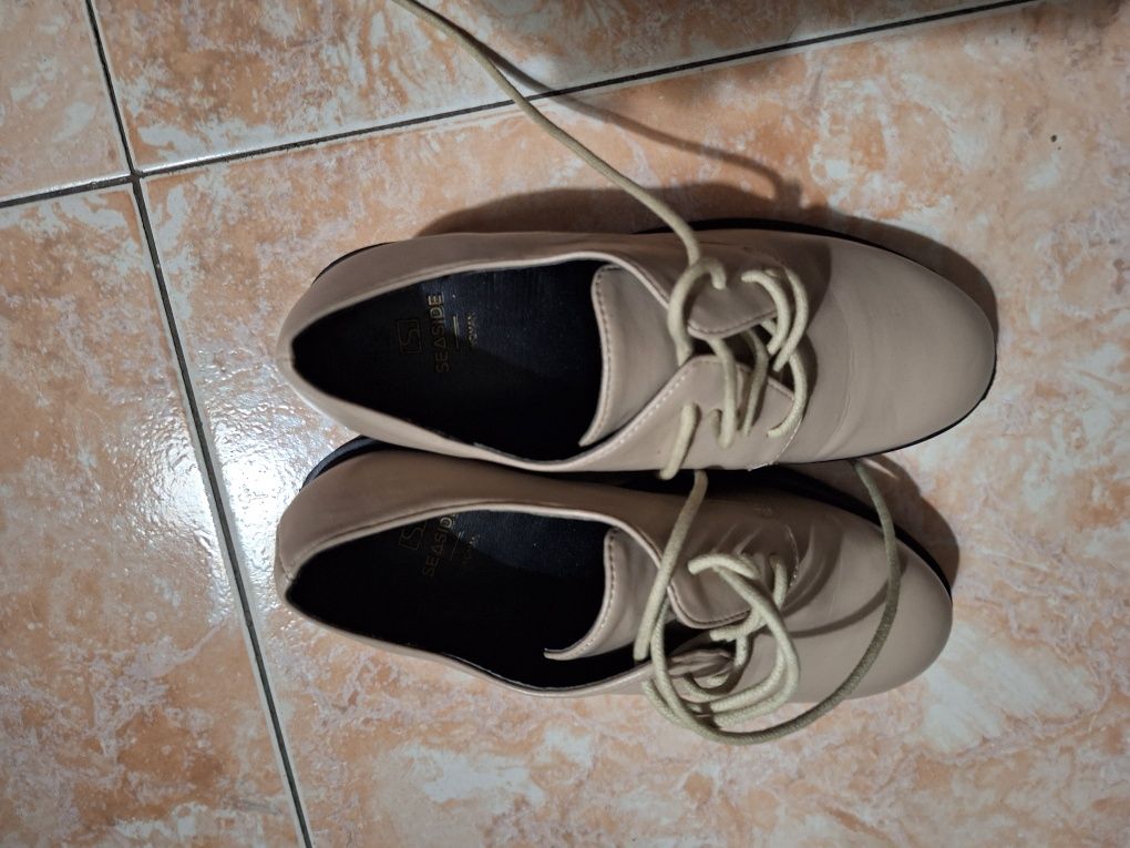 Sapatos em estado novo. Nunca foram usados. O tamanho é errado..