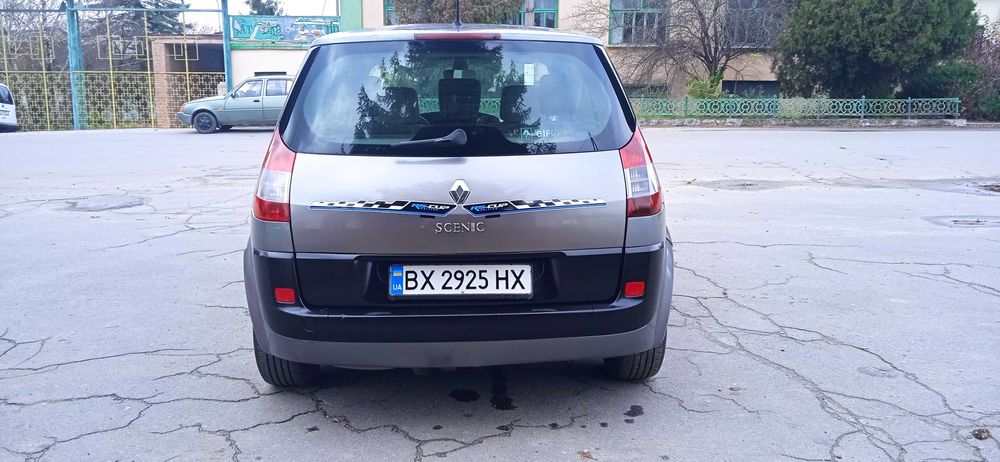 Мінівен Renault Scenic 2005 року. Двигун 1,5 DCI