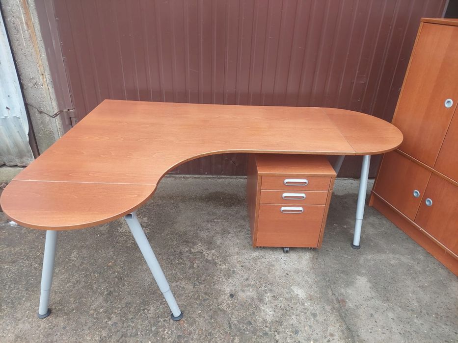 Zestaw biurowy - biurko, kontenerek, 2 szafki poleasingowy używany