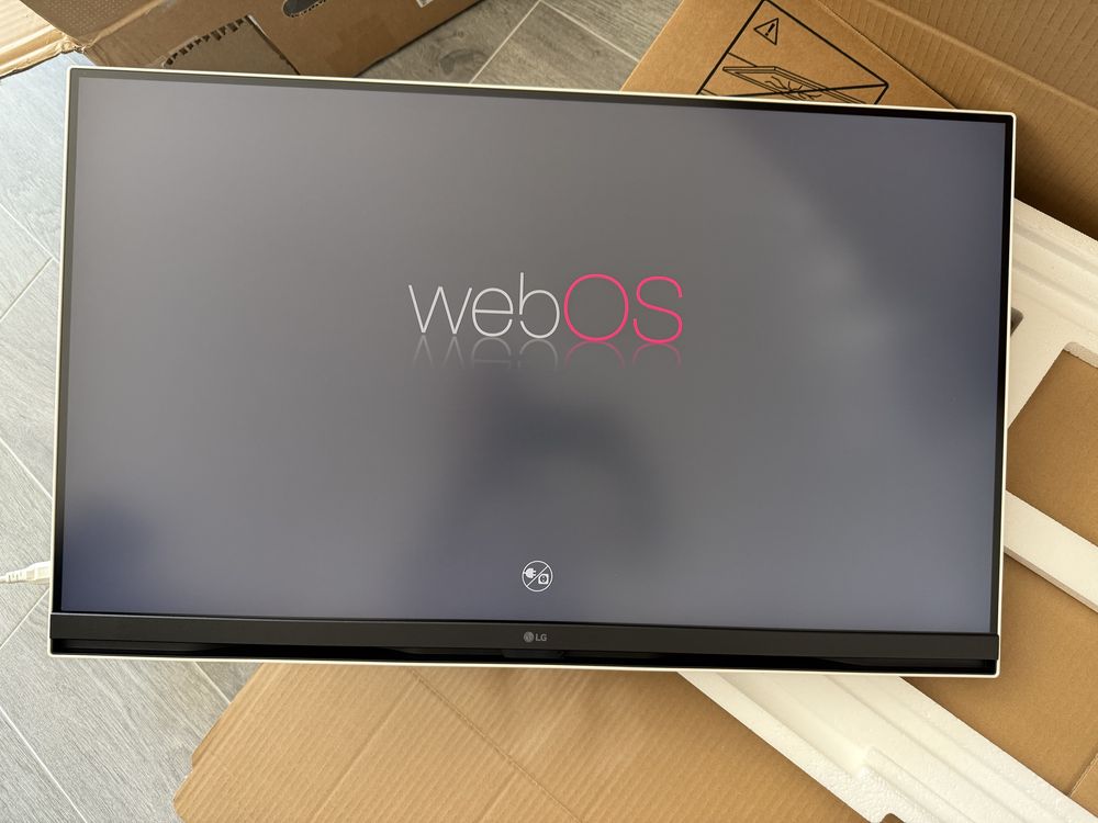 Monitor inteligente 4K UHD de 32" com webOS LG 32SQ700S