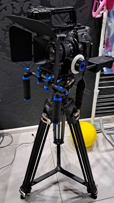 Kamera filmowa Canon C100 z obiektywem, DAF i rigiem