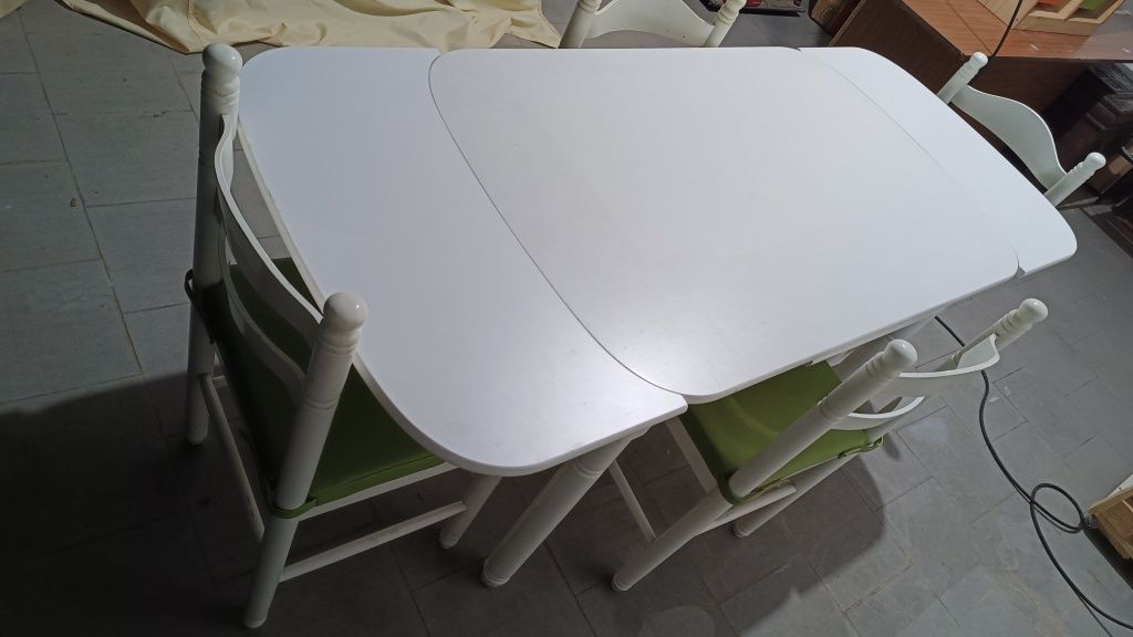 Mesa de cozinha branca + 4 cadeiras com almofadas