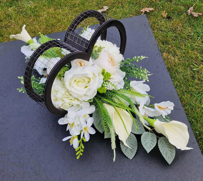 Kompozycja kwiatowa na grób cmentarz stroik serce ikebana Z603