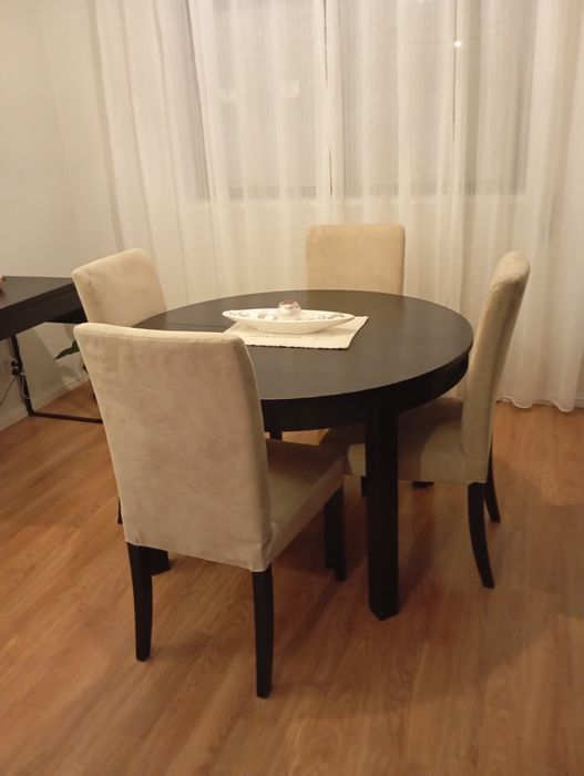 Mesa extensível e 4 cadeiras