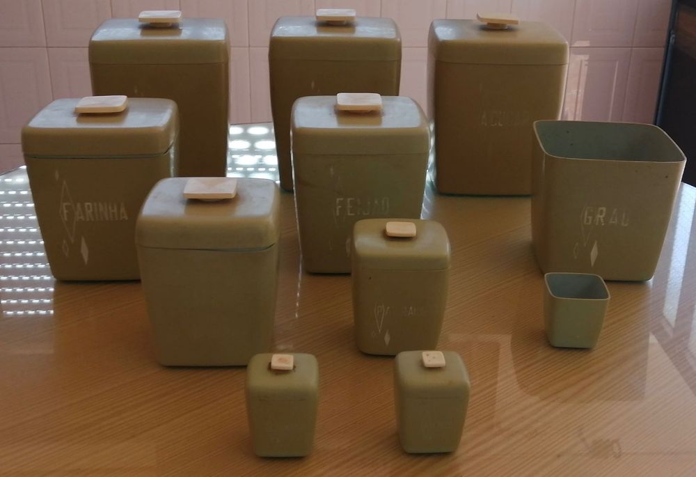 conjunto de antigas latas de cozinha plásticas