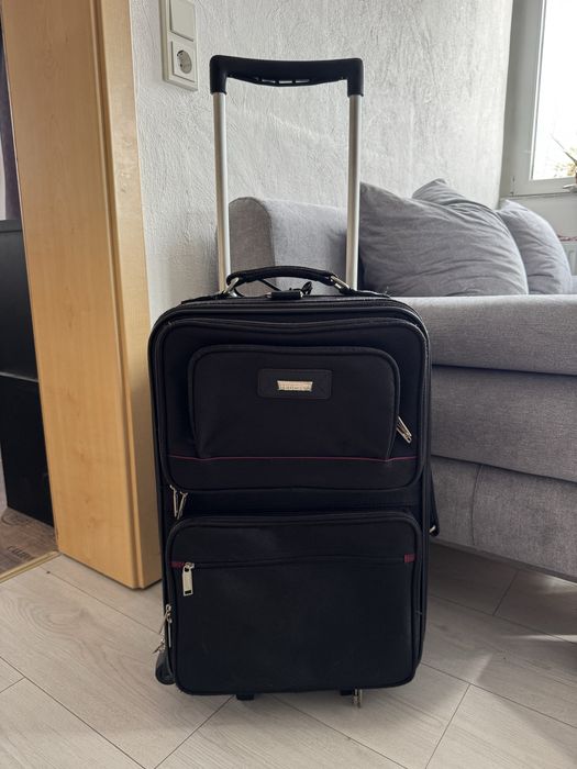 Чорна  валіза на колесах багато відділень