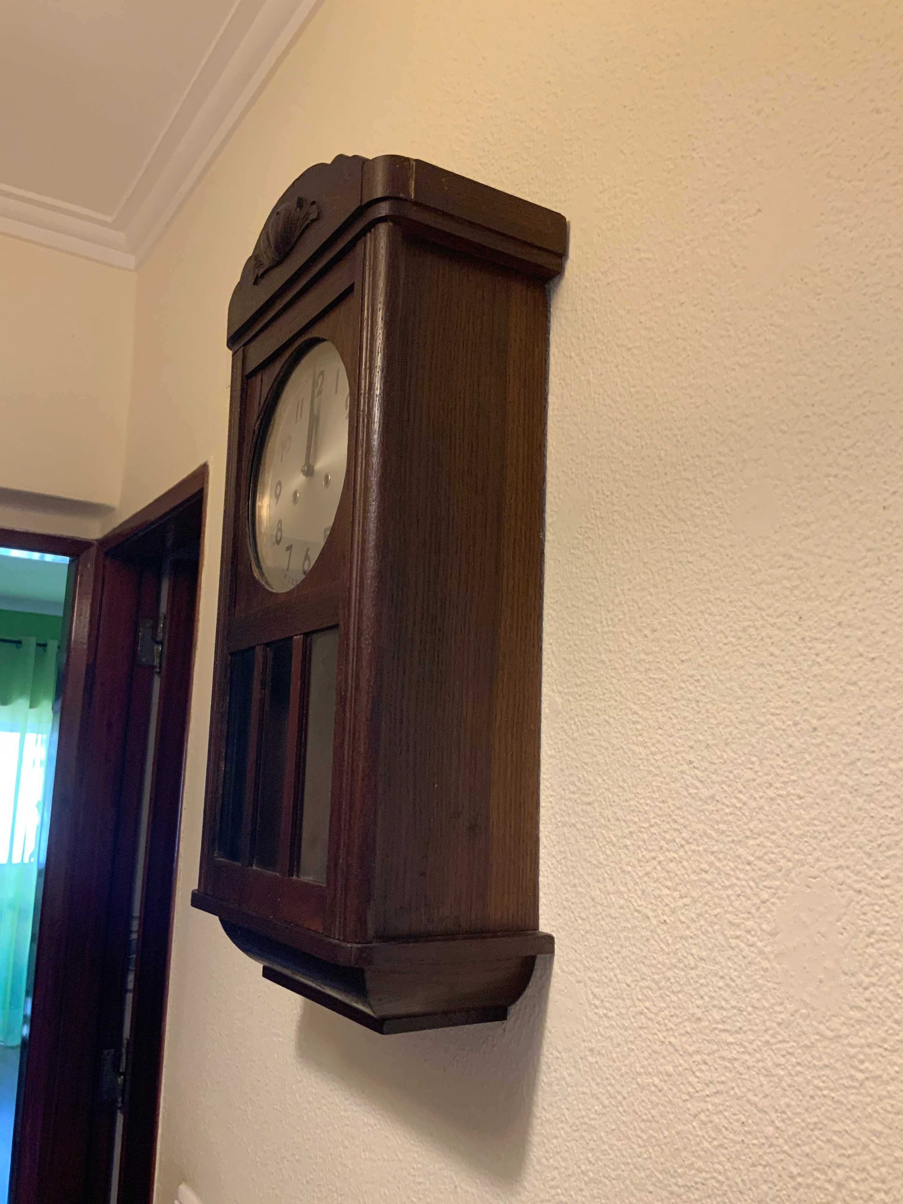 Relógio de parede com 60 anos.