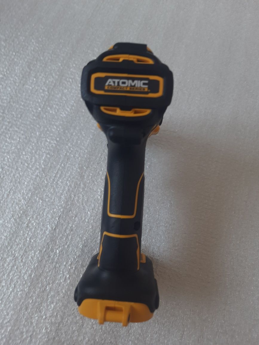 Шуруповерт Dewalt DCB708 Atomic