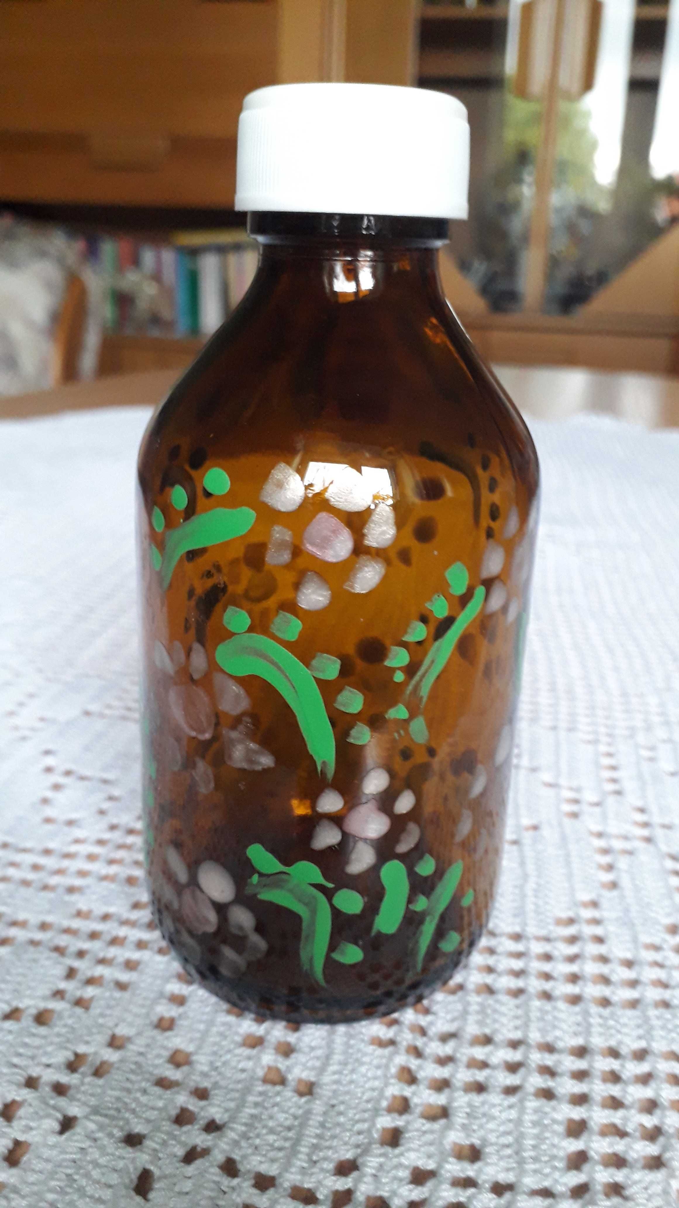 Butelka z ciemnego szkła ręcznie malowana w delikatny wzór  rękodzieło
