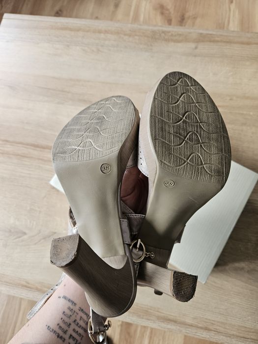 Sandały na słupku Lasocki Złote