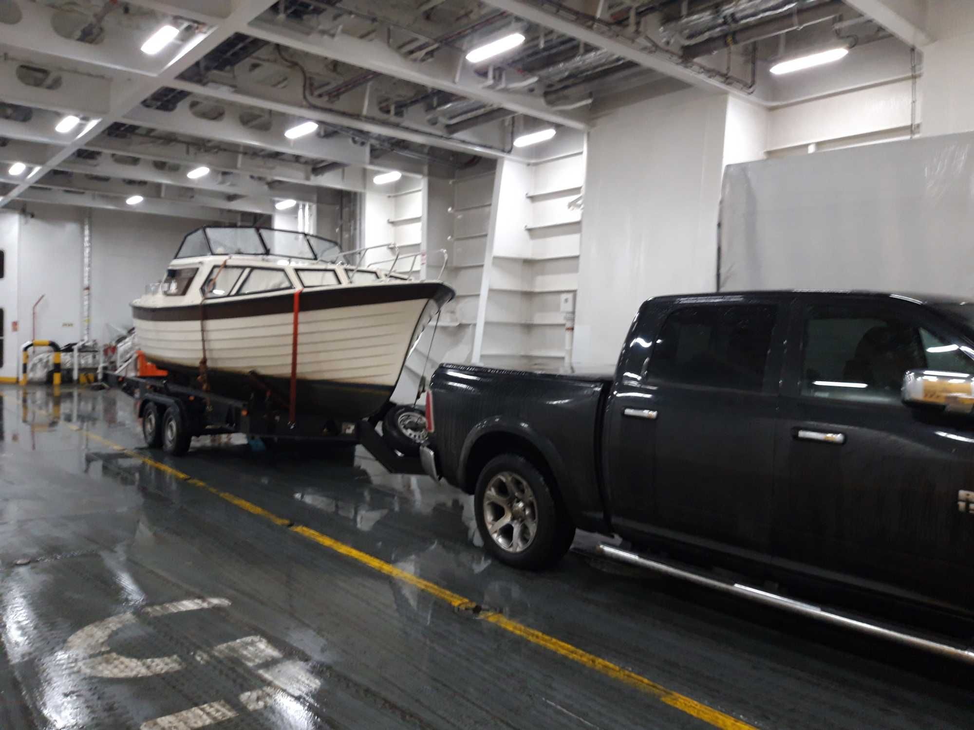 Transport jachtów i łodzi motorowych.