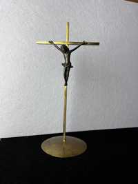 Crucifixo de mesa em metal e latão - 26 cms