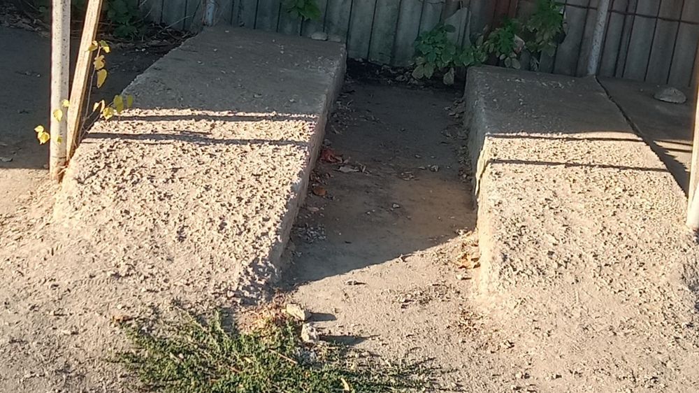 Продаю / сдаю / крытое место на стоянке под авто.