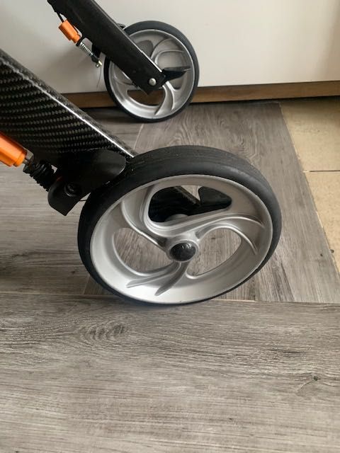 Chodzik balkonik składany czterokołowy BESCO medical Carbon new