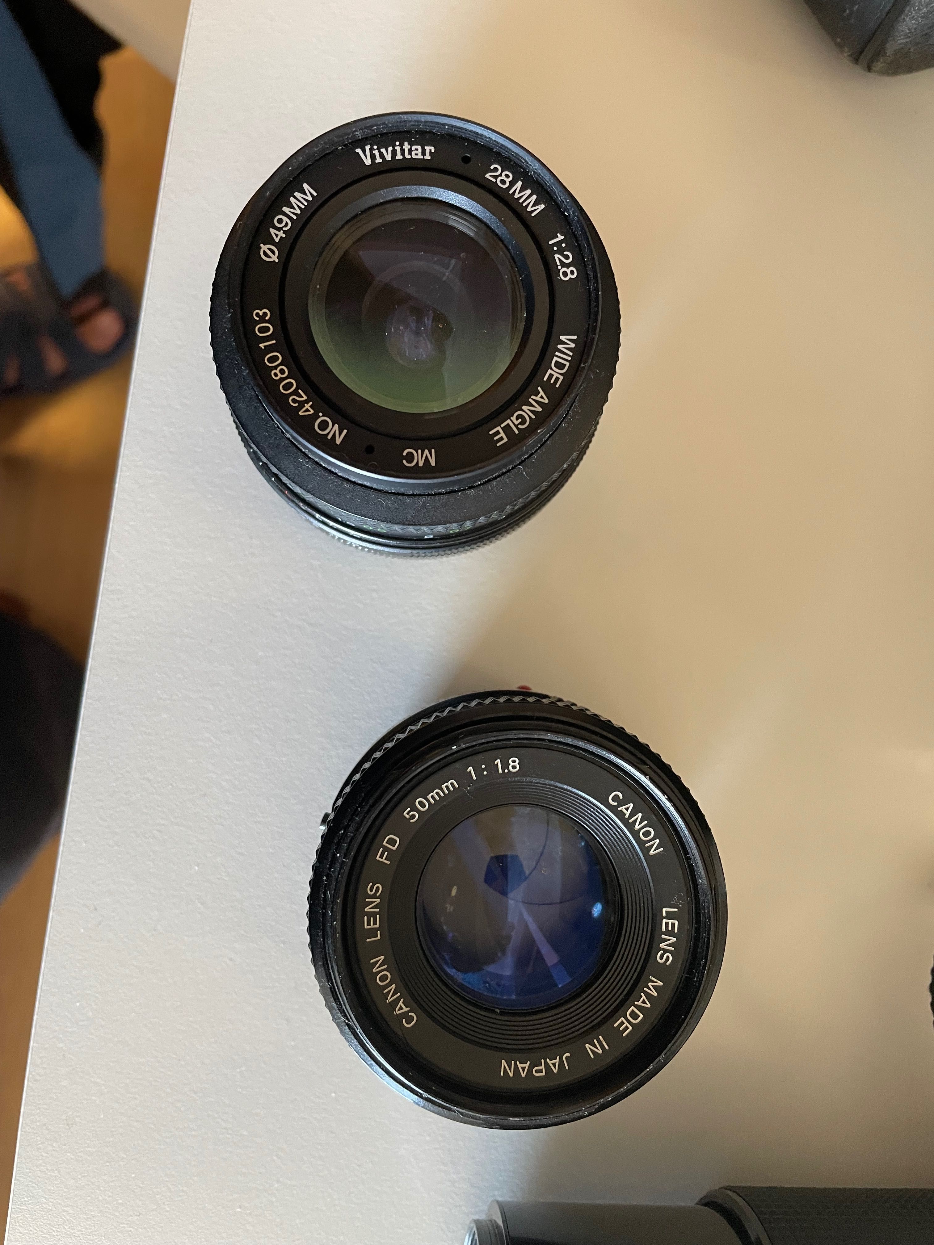 Câmera fotográfica analógica Cânon AE-1 com lentes e flash